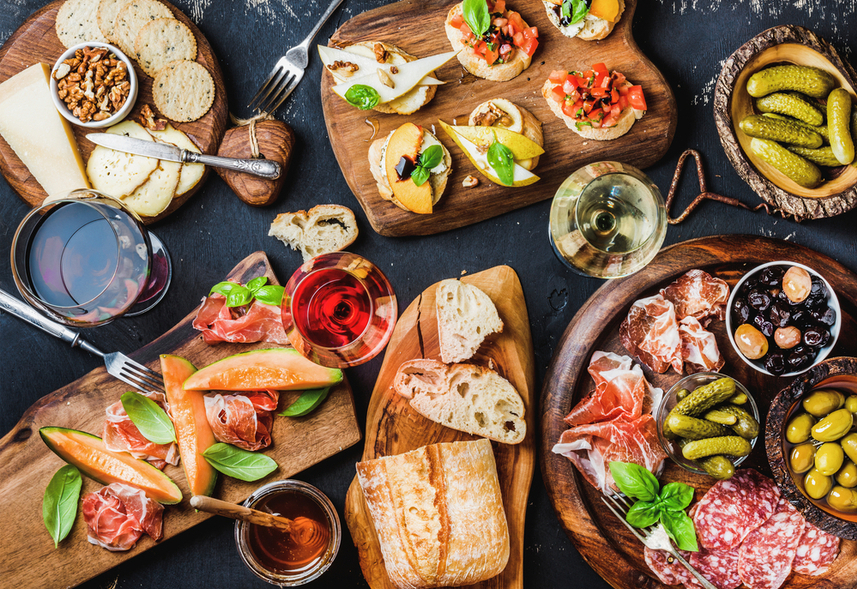 antipasti di verdure carne e pesce e vino in abbinamento